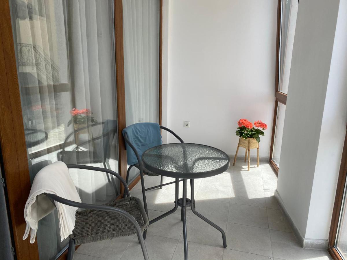 Sea Apartment Maria Baltsjik Buitenkant foto